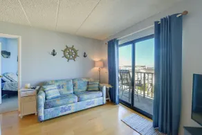 Beachfront Fourth-Floor Condo w/ Community Pool! - Intérieur
