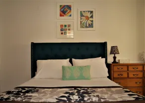 Urbana Charming & Bright 2-Bedroom, 1.5-Bath Apartment in Central Grand Forks - Zimmer