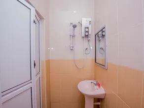 Hotel O Rg Motel - Bathroom