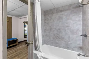 Days Inn by Wyndham Clayton - Badezimmer