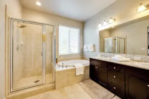 Spacious Family Home in Visalia Near Downtown and Parks - Innvendig