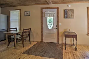 Pet-Friendly Cottage w/ Fire Pit - 3 Mi to SIU! - Interior