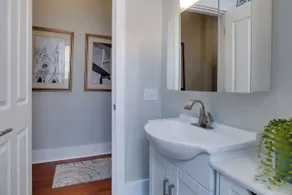111 Waldburg street Beautifully Renovated Historic 5 bedroom 5 bath - Badezimmer