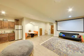 Expansive Group Lake House w/ Private Hot Tub! - Innenbereich