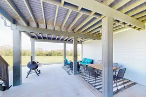 3BR Acreage Next to the Bayou w/ BBQ & Views! - Interni