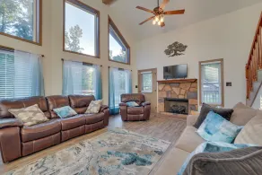 Fisherman's Paradise w/ Fire Pit, Deck + Patio! - Innenbereich