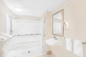 Days Inn by Wyndham Springfield/Phil.Intl Airport - Salle de bain