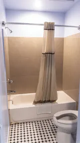 Historic Mardi Gras Inn - Bathroom