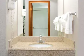 Super 8 by Wyndham Denver Stapleton - Salle de bain