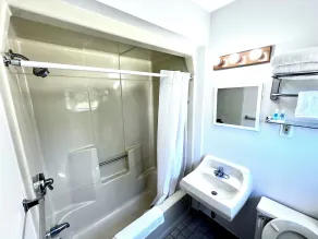Budget Host Inn Manistique - Bathroom