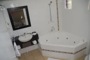 South Gladstone Motel - Bathroom
