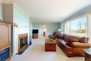 Lakefront 4BR w/ Stunning Views, Dock & Porch - Innenbereich