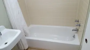 Colonial West Motel - Bathroom