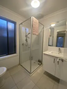 Modern 4-Bedroom Home, Near Playground, Lake Nature Trails, Minutes to Bendigo - Badeværelse