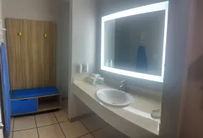 Days Inn & Suites by Wyndham Tampa Fairground-Casino-Ybor - Bathroom