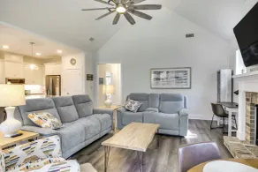 Lakefront Mccormick Retreat w/ Patio & Views - Innvendig