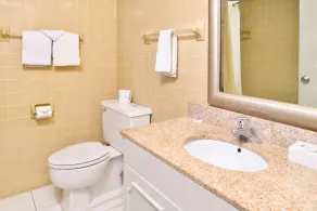 Ember Inn Suites - Badrum