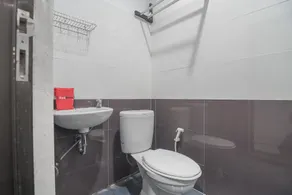RedDoorz Near RSUD Embung Fatimah Batam - Bathroom