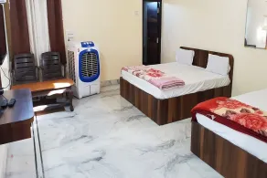 Ishwar Nain Hotel - Room