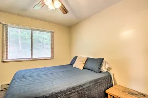 Lakefront Motley Home w/ Deck & Private Dock! - Innvendig