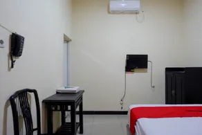 RedDoorz near GOR Wisanggeni - Chambre