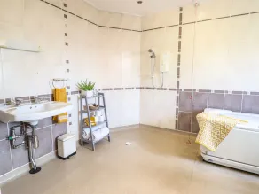 Maesbury Manor - Bathroom