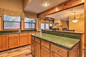 Gated Resort Home: Norris Lake Access, Shared Dock - Interiör