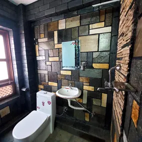 Luniva Restaurant And Guest House - Bathroom