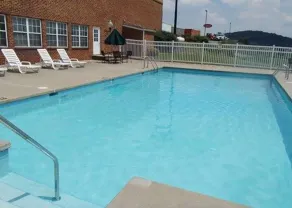 Comfort Inn & Suites Raphine - Lexington near I-81 and I-64 - Basseng