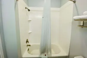 Days Inn & Suites by Wyndham Horn Lake - Memphis Graceland - Salle de bain