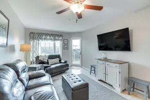 Cozy coastal condo with loft & shared pool and beach access - Interiør