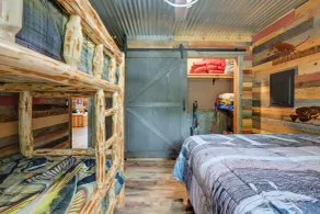 Lakeside Cabin w/ Fire Pit: Near Pine Point Park! - Innvendig