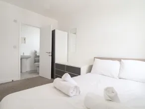 1 Queensway Gardens - Room