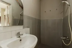 RedDoorz Syariah near Taman Air Mancur Bogor - Baño