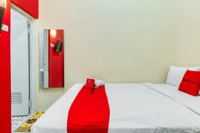RedDoorz Syariah @ Kertomenanggal Surabaya - Værelse