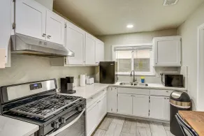 Explore LA & Long Beach: Compton Condo w/ Patio - Interiör