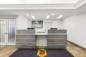 Super 8 by Wyndham Saskatoon Near Saskatoon Airport - Vestíbulo