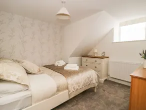 1 The Riverside - Room