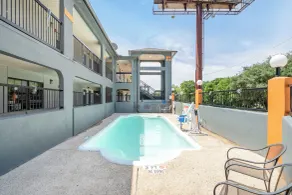 Super 8 by Wyndham San Antonio/Riverwalk Area - Pool