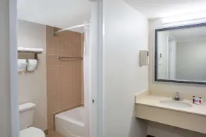 Days Inn & Suites by Wyndham Tallahassee Conf Center I-10 - Badeværelse