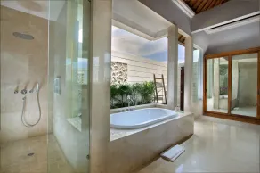 The Akasha Seminyak Bali Luxury Villas - Badeværelse
