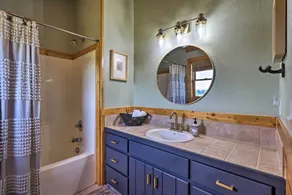 Piney Creek Mountain-view Cabin w/ Wraparound Deck - Badeværelse