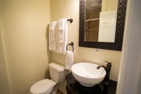 Old Town Suites Operated by Roscoe Village Guesthouse - Bathroom