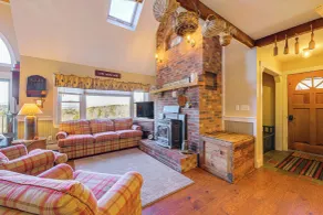 Hot Tub, Fire Pit & Grill: Remote Springfield Home - Innenbereich