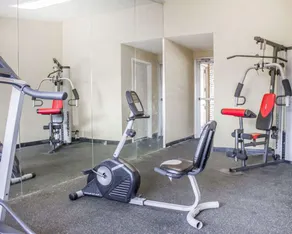 Rodeway Inn Huntington Station - Melville - Salle de remise en forme
