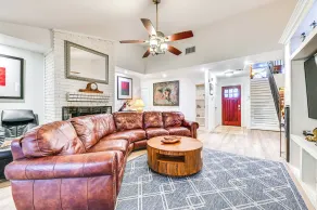 Spacious Family Home w/ Fenced Yard in DFW Area - Innvendig