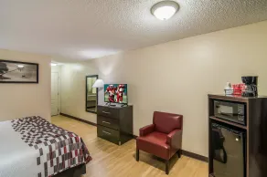 Red Roof Inn & Suites Pensacola East - Milton - Room