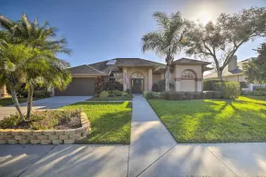 Bright & Sunny Riverview Oasis w/ Pool & Pond - Innenbereich