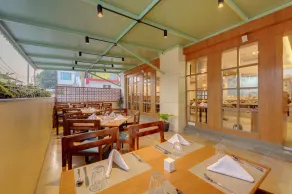 The Beacon Hotel Vadodara - Restaurant