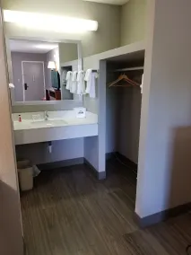 Days Inn by Wyndham Wilson - Salle de bain